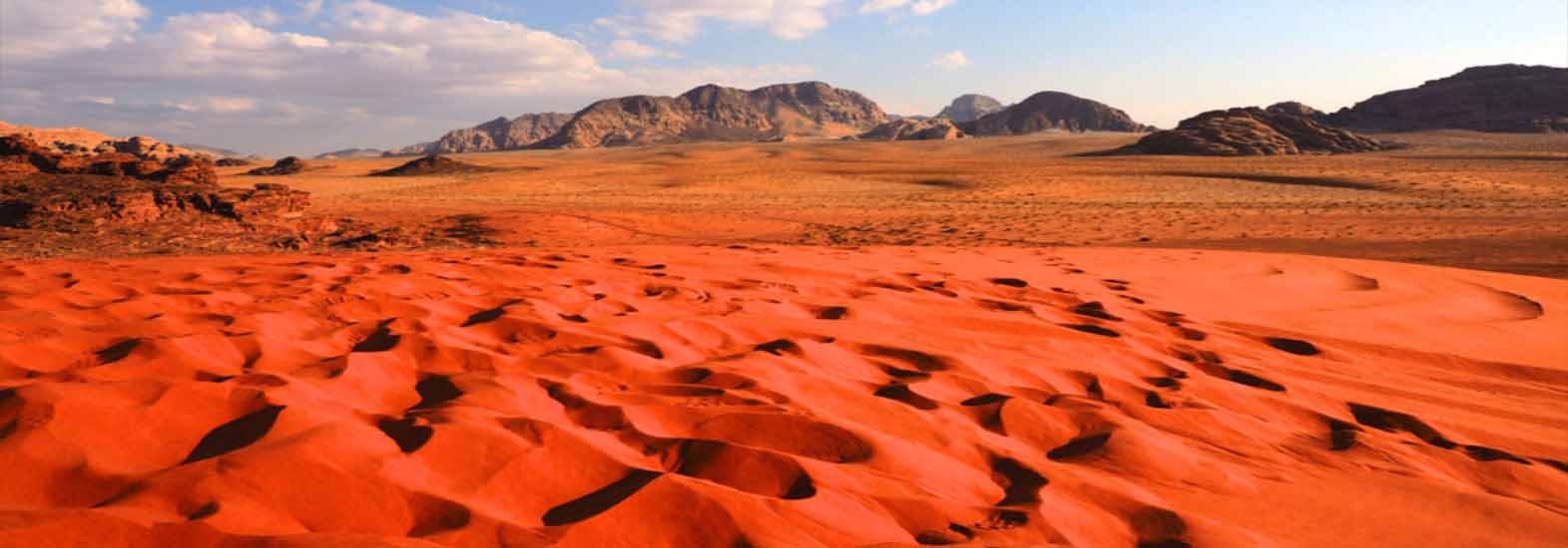 Paesaggio dell'Area Protetta del Wadi Rum che mostra il confine tra dentro e fuori la zona protetta